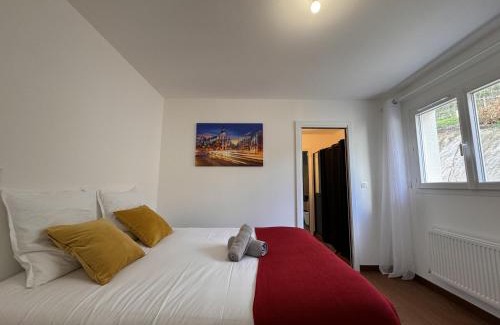 Montfort-le-Gesnois Casa | House in Montfort with Panoramic Terrace
