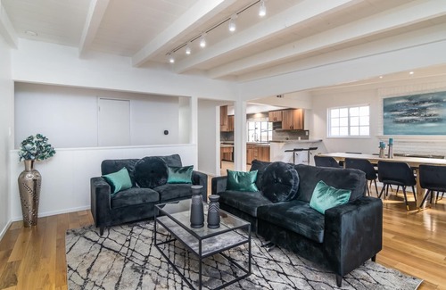 Valley Glen Casa | HOUSE IN PRIME LOCATION WITH HUGE POOL & SPA