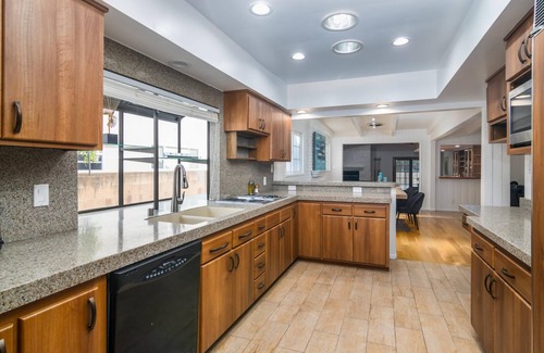 Valley Glen Casa | HOUSE IN PRIME LOCATION WITH HUGE POOL & SPA