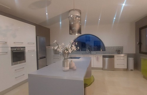 Saint-Chamas Casa | House in Provence, sleeps 8, with swimming pool and lovely view of pond.