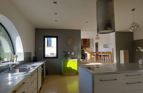 Saint-Chamas Casa | House in Provence, sleeps 8, with swimming pool and lovely view of pond.