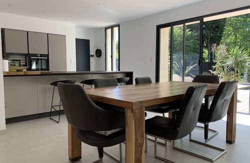 Est Casa | House IN THE City Center With Garden Parking Swimming Pool IN Peace