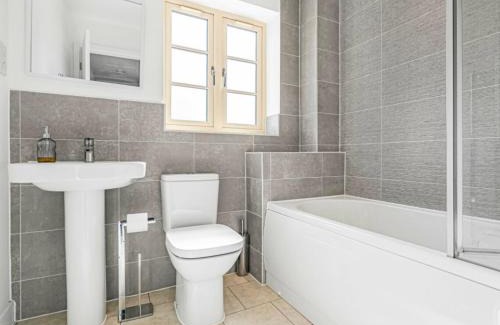 Bicester Casa | House Launton Village - close to Tythe Barn, Blenheim Palace & Bicester Shopping