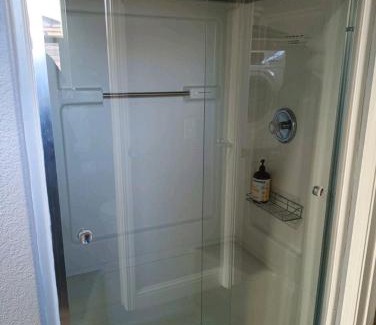 Roseville Casa | House Master Suite, in-unit kitchen and laundry