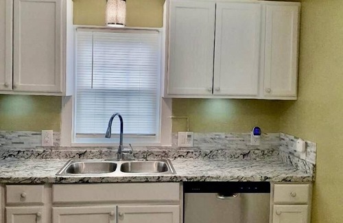 Union City Casa | House ~ Near Airport “ATL”. Weekly & Monthly Discounts! Free WiFi & Parking!