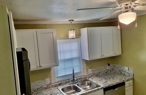 Union City Casa | House ~ Near Airport “ATL”. Weekly & Monthly Discounts! Free WiFi & Parking!