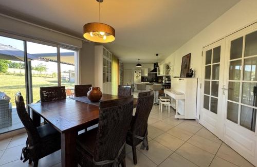 Montfort-le-Gesnois Casa | House near Le Mans Circuit with Garden