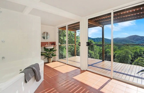 Upper Burringbar Cabina | "House Of Cadeau"