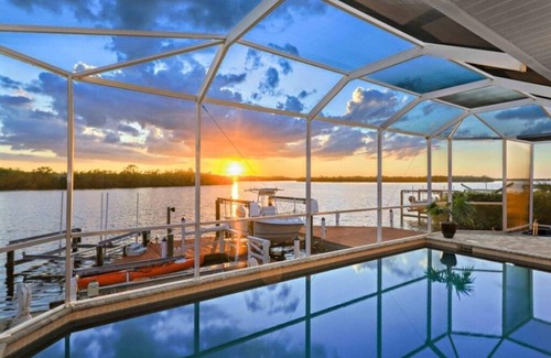 Matlacha Casa | ¡Casa en Matlacha Pass con piscina, jacuzzi, 2 elevadores de botes y un elevador de kayak en tándem!