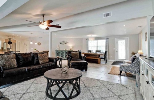 Bradenton Casa | House plus Guest House...*5BD/4BA!* Heated Pool and Hot Tub..minutes to beaches