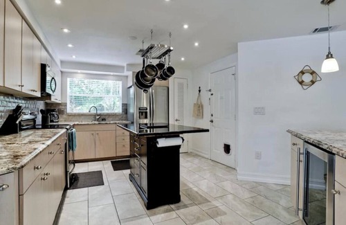 Bradenton Casa | House plus Guest House...*5BD/4BA!* Heated Pool and Hot Tub..minutes to beaches