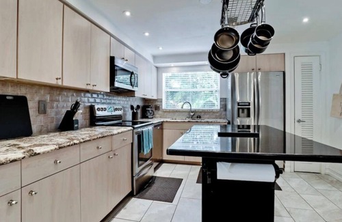 Bradenton Casa | House plus Guest House...*5BD/4BA!* Heated Pool and Hot Tub..minutes to beaches