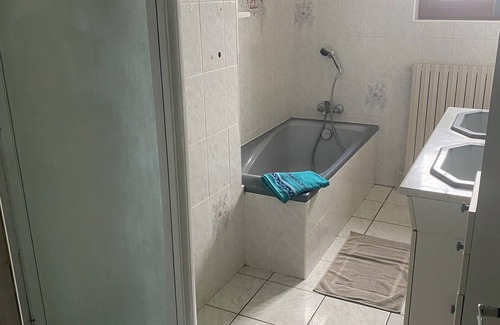 Genouillac Casa | Country house with enclosed grounds. Pets welcome!