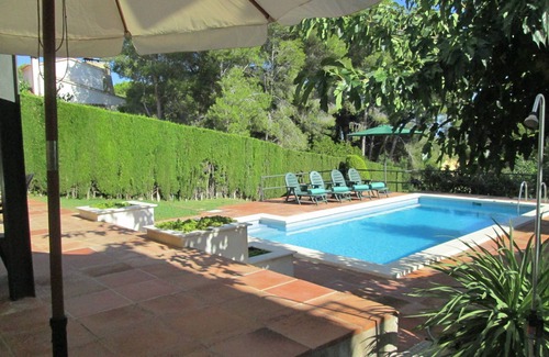 Cunit Villa | Ideal familias. 5 habitaciones. Espectaculares vistas, gran jardín y piscina.