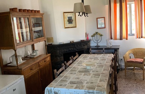 Pinseque Villa | CHALET CON PISCINA, JARDIN Y BARBACOA PRIVADO.