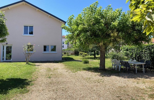 Gleize Casa | House Villefranche-sur-Saône sleeps 10 half city, half country