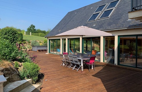 La Chartre-sur-le-Loir Casa | House with indoor swimming pool and jacuzzi