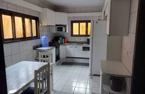 Ubatuba Casa | House with swimming pool, barbecue and court, located one block from the sea.