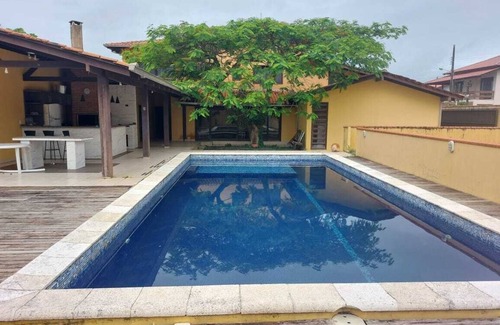 Ubatuba Casa | House with swimming pool, barbecue and court, located one block from the sea.