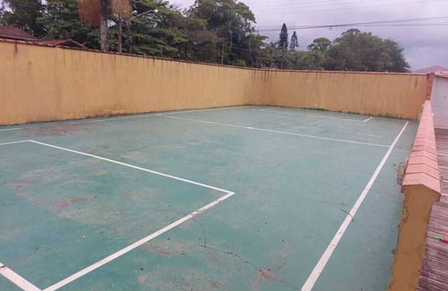 Ubatuba Casa | House with swimming pool, barbecue and court, located one block from the sea.