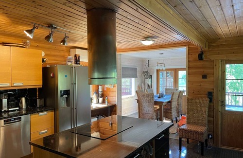 Lohja Casa | Casa con sauna, barbacoa, bañera de hidromasaje y gran terraza junto al lago.