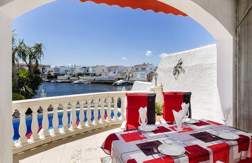 Empuriabrava Casa | Casa con 3 dormitorios y piscina vista al lago