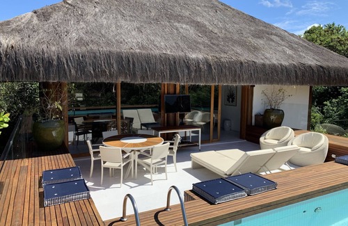 Praia do Forte Casa | Casa con 3 suites, camas para hasta 8 personas finamente decoradas y totalmente equipadas.