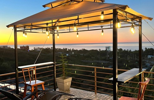 Santa Tecla Casa | Casa es SurfCitycon una vista hermosa hacia el mar