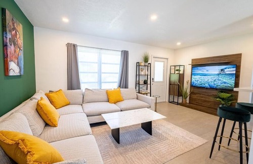 Biscayne Park Casa | HOUSE WITH A HOT TUB ! ONLY 10 MINS TO THE BEACH