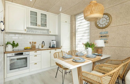 Wrzosowo Casa | Casa con una terraza y bañera de hidromasaje