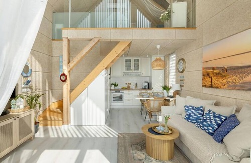 Wrzosowo Casa | Casa con una terraza y bañera de hidromasaje