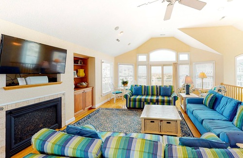 Ocean Isle Estates Casa | House with AC, fireplace, & private hot tub