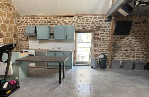 Carrouges Casa | House with enclosed garden in the center of town. Pets welcome.