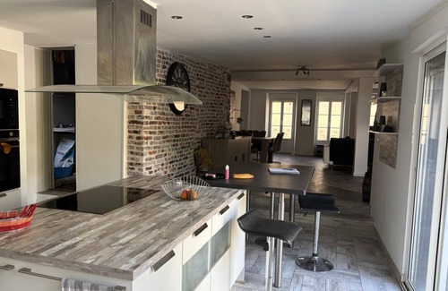 Carrouges Casa | House with enclosed garden in the center of town. Pets welcome.
