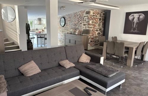 Carrouges Casa | House with enclosed garden in the center of town. Pets welcome.