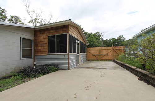 Supply Casa | House with fenced yard, pets welcome, one level, Holden Beach