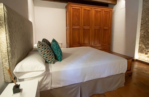 Old Town Cabaña | Casa con jardín, piscina y parking privado en el corazón histórico de Cuenca