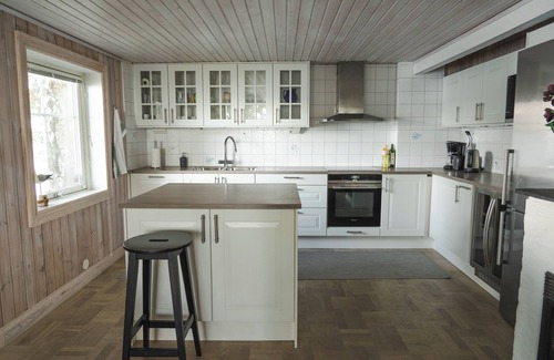 Gashaga Cabaña | House with hot tub on the beach near Stockholm