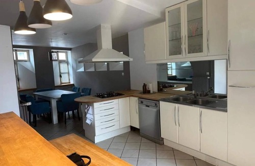 Bourgoin-Jallieu Casa | House with Jacuzzi, hypercentre, BBQ terrace and private studio
