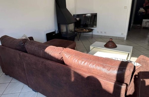 Bourgoin-Jallieu Casa | House with Jacuzzi, hypercentre, BBQ terrace and private studio