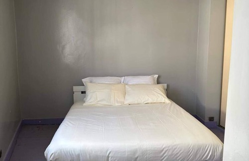 Bourgoin-Jallieu Casa | House with Jacuzzi, hypercentre, BBQ terrace and private studio