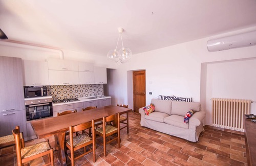 Avigliano Umbrio Casa | Casa con piscina privada en zona montañosa y tranquila con vistas panorámicas.