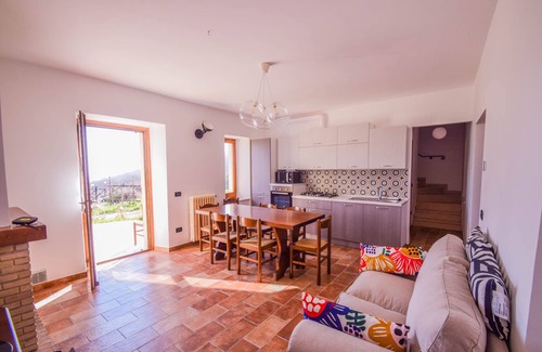 Avigliano Umbrio Casa | Casa con piscina privada en zona montañosa y tranquila con vistas panorámicas.