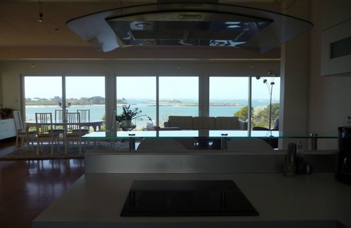 Landeda Casa | Casa con vistas panorámicas de la entrada a la Aber Wrach con jacuzzi.