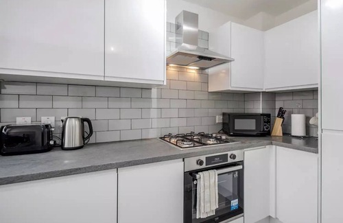 Redbridge Casa | House with parking, WiFi &Garden