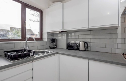 Redbridge Casa | House with parking, WiFi &Garden