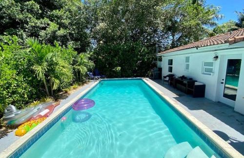 Biscayne Park Casa | HOUSE WITH POOL and BBQ, 12 MIN to the BEACH