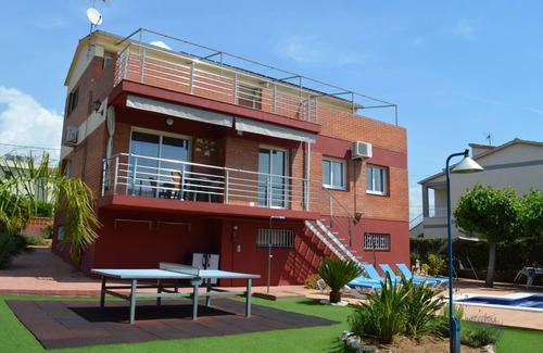 Cubelles Villa | Casa con piscina,barbacoa,jardín,wifi, aire acondicionado, a 1500 mts. de playa