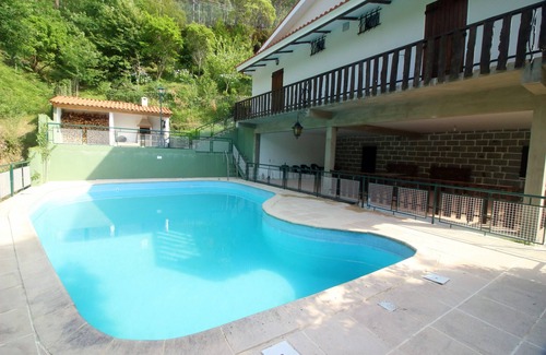 Vilar da Veiga Chalet De Esquí | Casa con piscina privada y pista de tenis en Gerês
