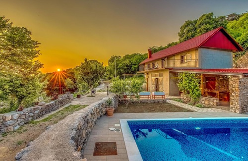 Novi Vinodolski Casa | Casa con vistas al mar en su propio valle con jardín ecológico.